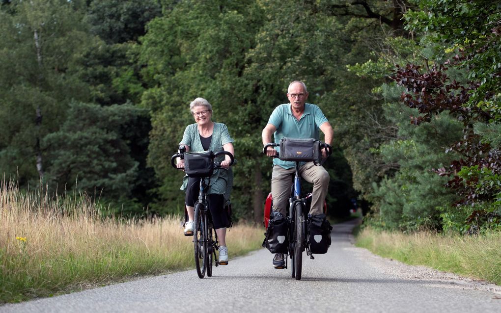 Henk en Mariet van de Maat uit Rijssen gaan al jaren op fietsvakantie. beeld Ruben Meijerink