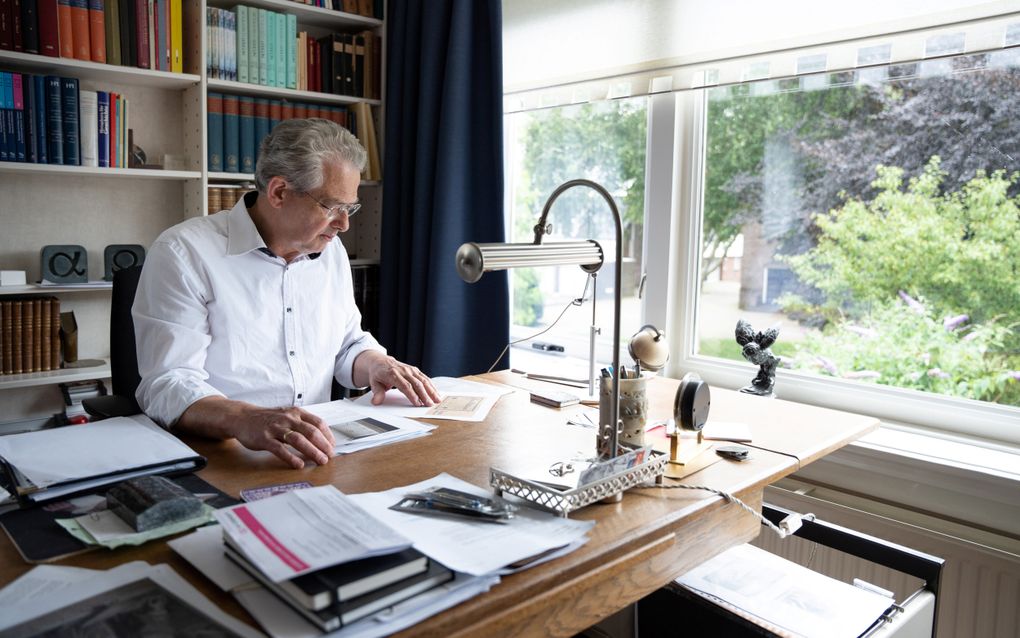 Voormalig SGP-Kamerlid Roelof Bisschop in zijn werkkamer, thuis in Veenendaal. beeld Niek Stam