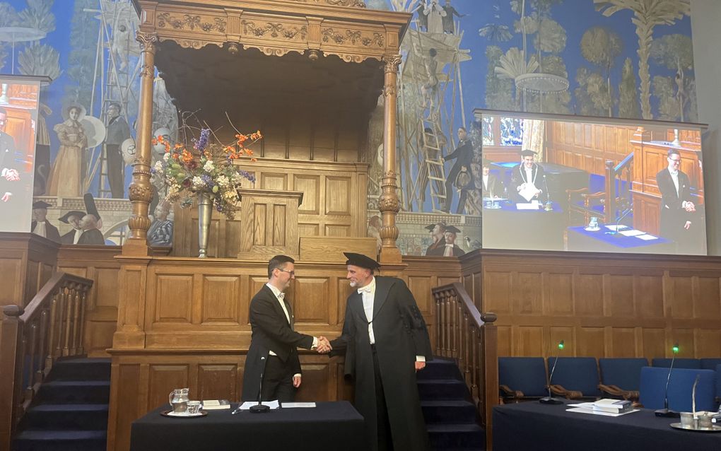 Promotor prof. dr. Henk van den Belt feliciteert de kersverse doctor Johan Mouthaan met het behalen van zijn titel. beeld RD