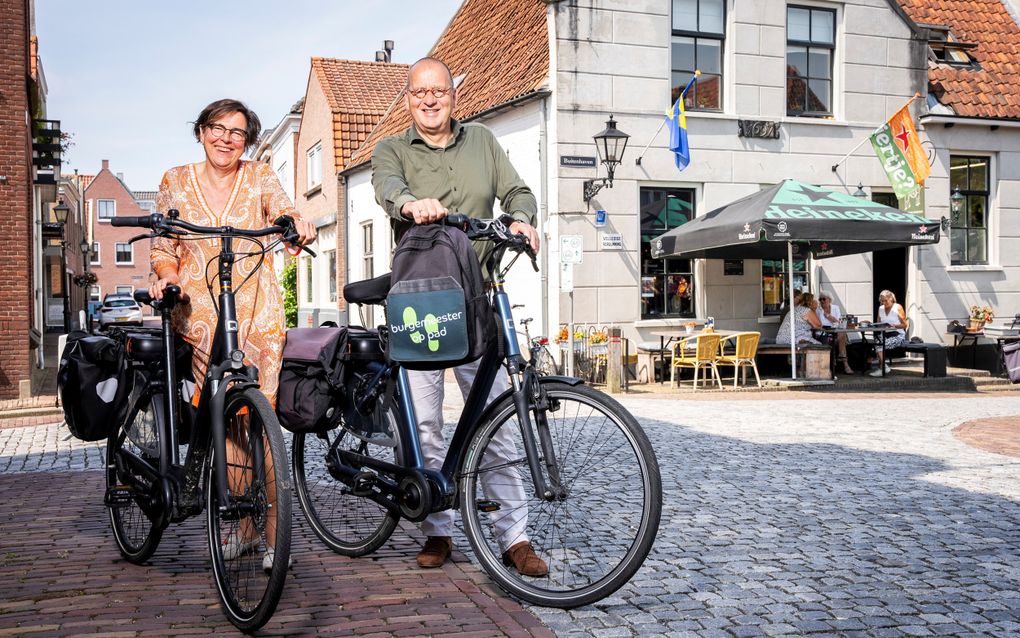 Theo Segers, burgemeester van Molenlanden, en zijn vrouw Anneke fietsen  in tien dagen alle twintig kernen van de gemeente langs en gaan op bezoek bij mensen. beeld Van der Wal Fotografie
