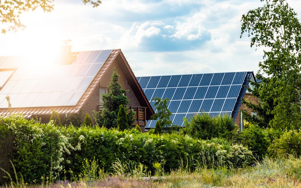 Op zonnige dagen wekken zonnepanelen meer stroom op dan veel eigenaren kunnen verwerken. beeld iStock