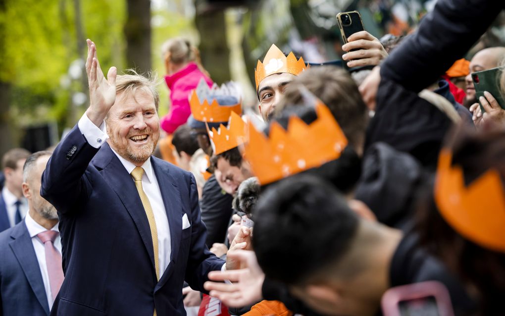 Koning Willem-Alexander tijdens Koningsdag 2024 in Emmen. beeld  ANP, Sem van der Wal  