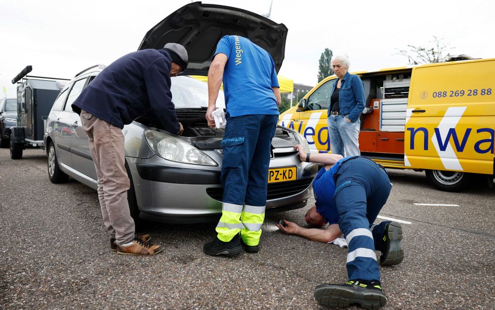 Mensen laten hun voertuig nakijken voor een vakantiecheck bij de grensovergang met België. beeld ANP, Bas Czerwinski