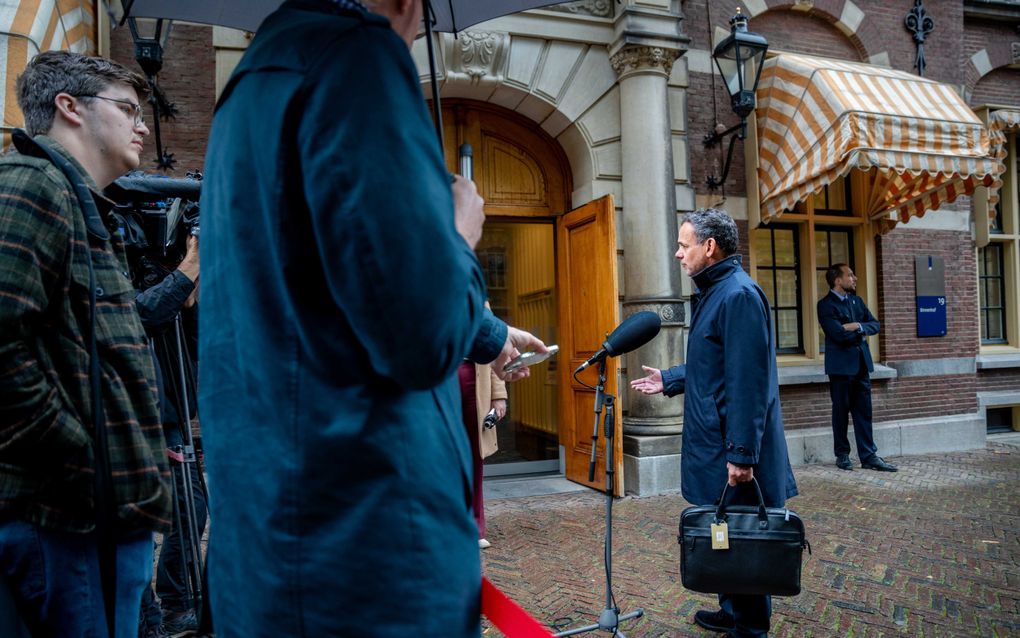 Minister van Buitenlandse Zaken Caspar Veldkamp staat de pers te woord op het Binnenhof. beeld ANP, Lina Selg