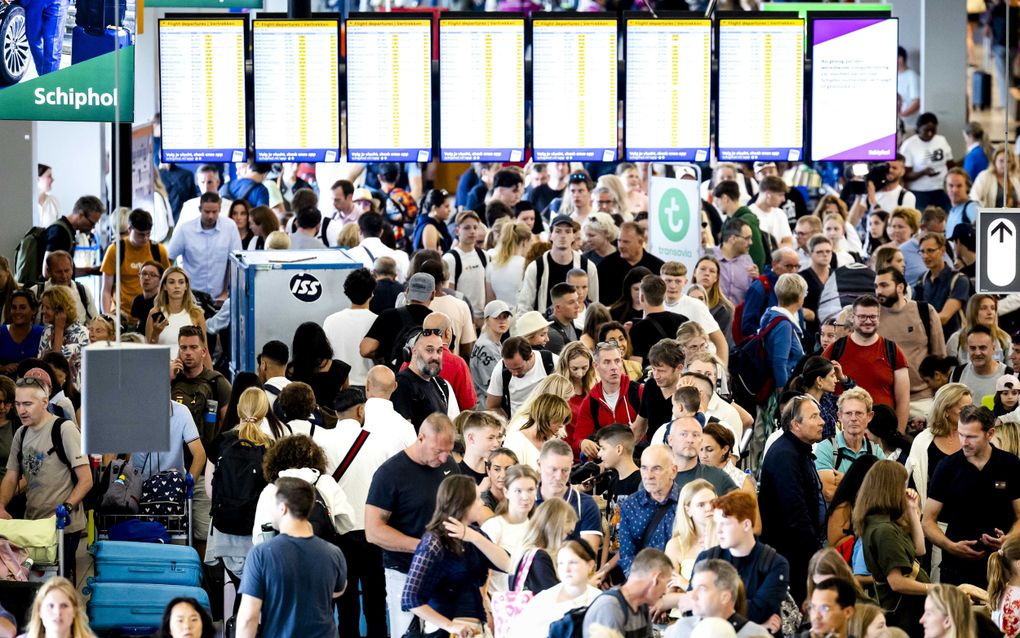 Lange rijen op Schiphol. Honderden vluchten werden geannuleerd als gevolg van de wereldwijde computerstoring. beeld ANP, Sem van der Wal