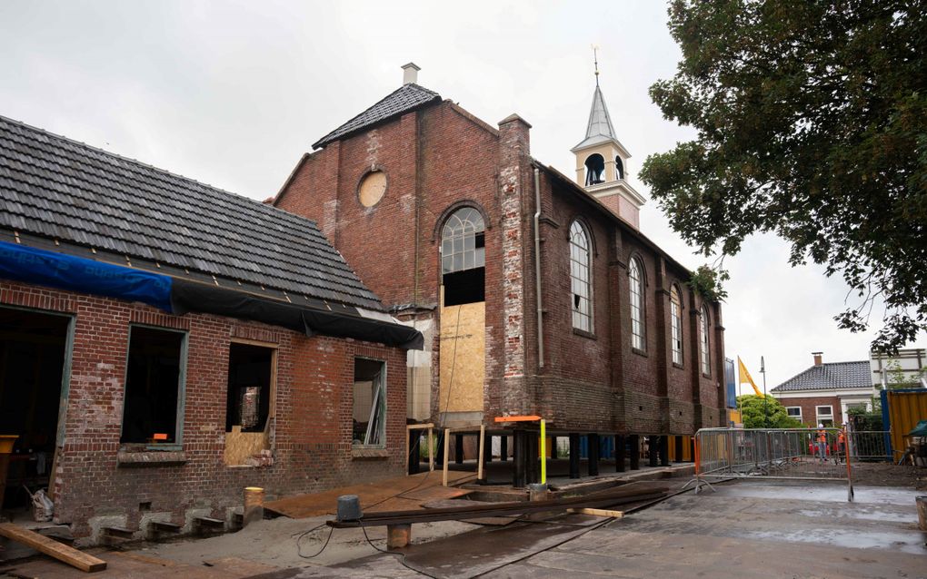 De kerk in het Groningse Overschild is 1,5 meter opgetild met behulp van hydraulische hefapparaten. beeld Janna Bathoorn