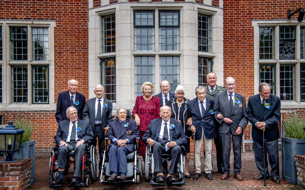 Engelandvaarders in 2018, voor het laatst in reünie bijeen. Naast prinses Beatrix was Ellis barones de Smeth-Brandon de enige vrouw in het gezelschap. beeld ANP, Robin Utrecht