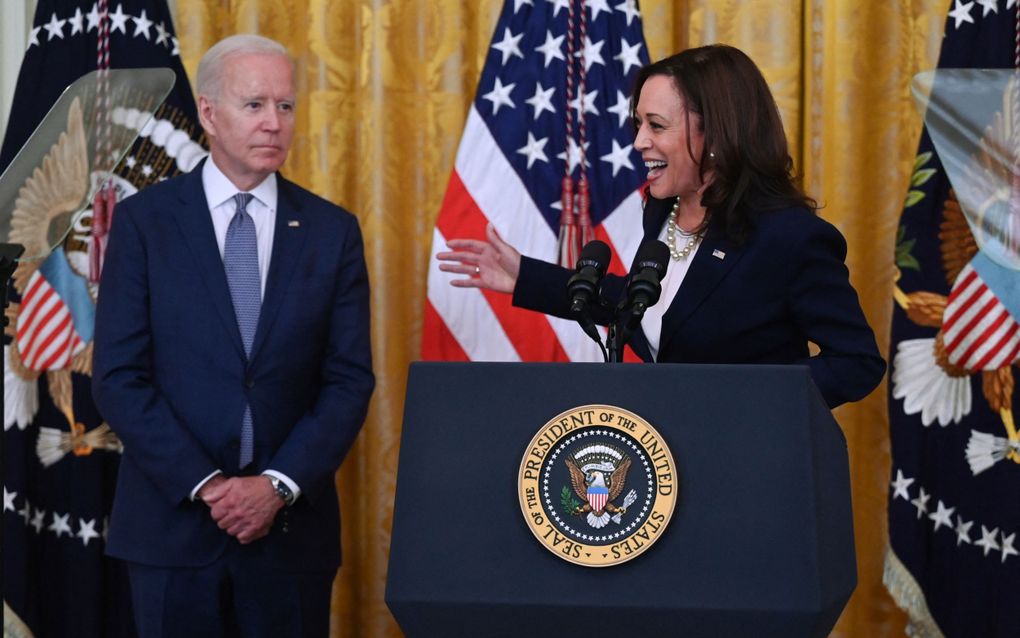 Kamala Harris spreekt president Biden toe in het Witte Huis, vorige maand. beeld AFP, Jim WATSON