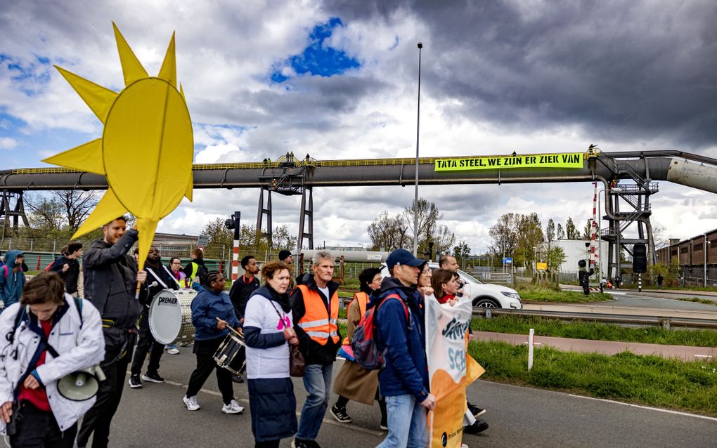 Omwonenden en leden van Greenpeace liepen in april dit jaar bij wijze van protest naar het hoofdkantoor van Tata Steel. beeld ANP, Ramon van Flymen 