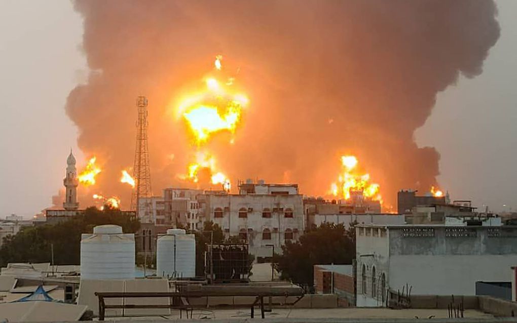 Beeld van de vuurzee na een Israëlische aanval op de Jemenitische havenstad Hodeidah. beeld AFP, Ansarullah Media Center