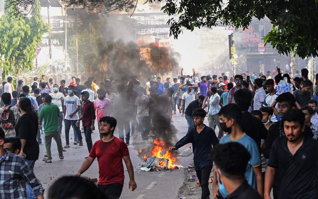 Studenten nemen deel aan de aanhoudende anti-quotaprotesten in Dhaka. beeld AFP, Uz Zaman. 