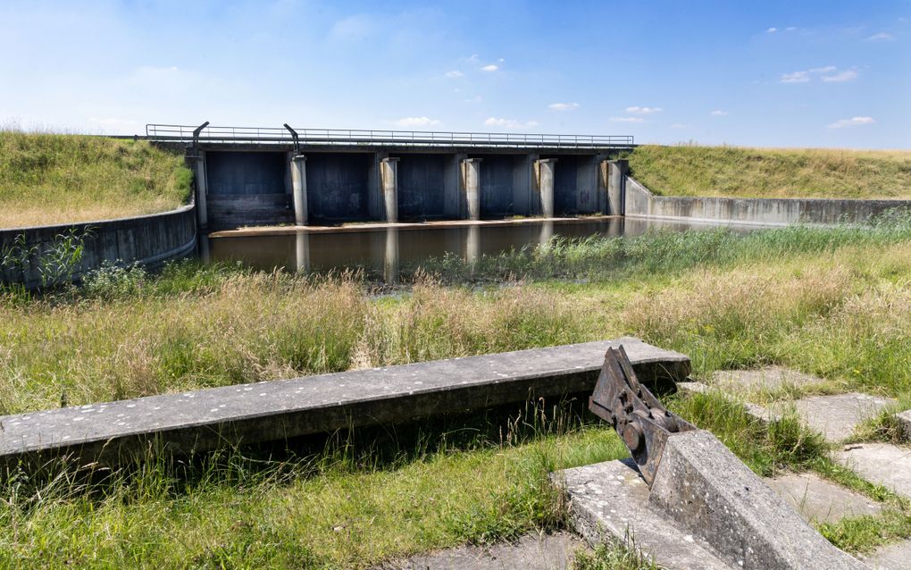 Inlaatschuiven van de IJssellinie bij Olst. beeld RD, Anton Dommerholt