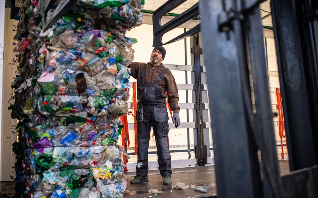 Gesorteerd verpakkingsplastic wordt in balen geperst klaargezet om door de shredder te gaan. Daarna wordt het omgesmolten tot plasticgranulaat voor de plasticindustrie. 