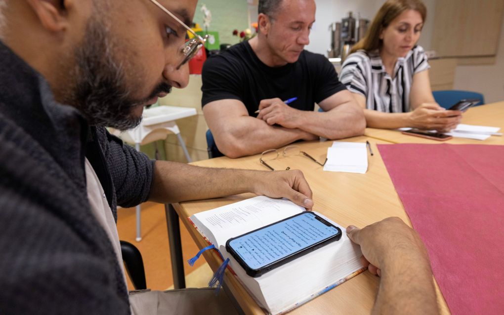 De asielzoekers Sham, Ghasem en Roya (v.l.n.r.) tijdens een Bijbelstudie in het House of Joy in Arnhem. beeld APA Foto, Slef Prins 