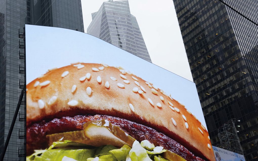 Reclame voor hamburger op een videoscherm op Times Square in New York. beeld AFP, Timothy A. Clary