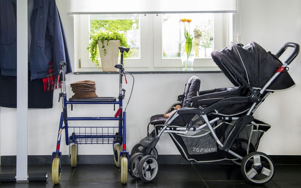 Veel vrouwen zonder een betaalde baan verrichten zorgtaken voor hun (schoon)ouders of kinderen. beeld ANP, Piroschka van de Wouw