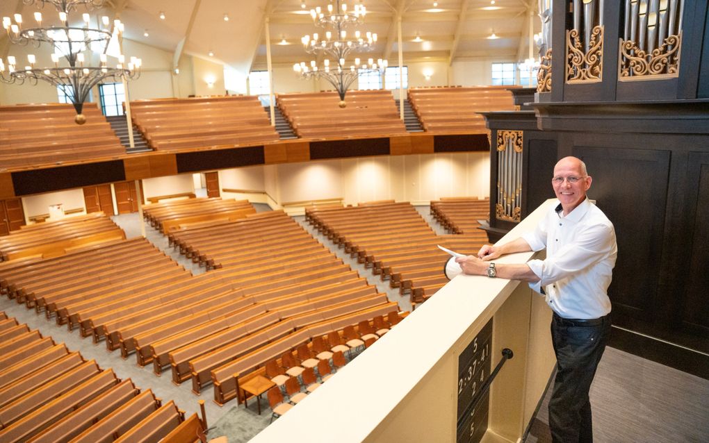 Koster Wout Hazeleger in De Hoeksteen, kerkgebouw van de gereformeerde gemeente in Nederland te Barneveld. beeld Niek Stam