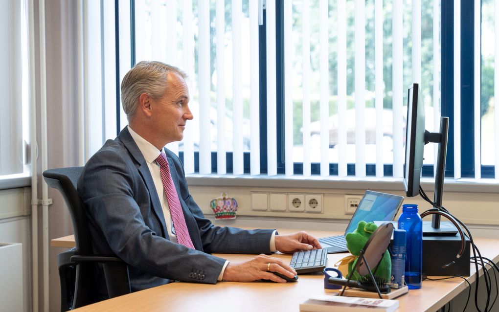 Directeur Hans ten Klooster van het kerkelijk bureau van de Hersteld Hervormde Kerk: „Je hebt een professionele organisatie nodig om een kerkverband goed te laten functioneren.” beeld Niek Stam