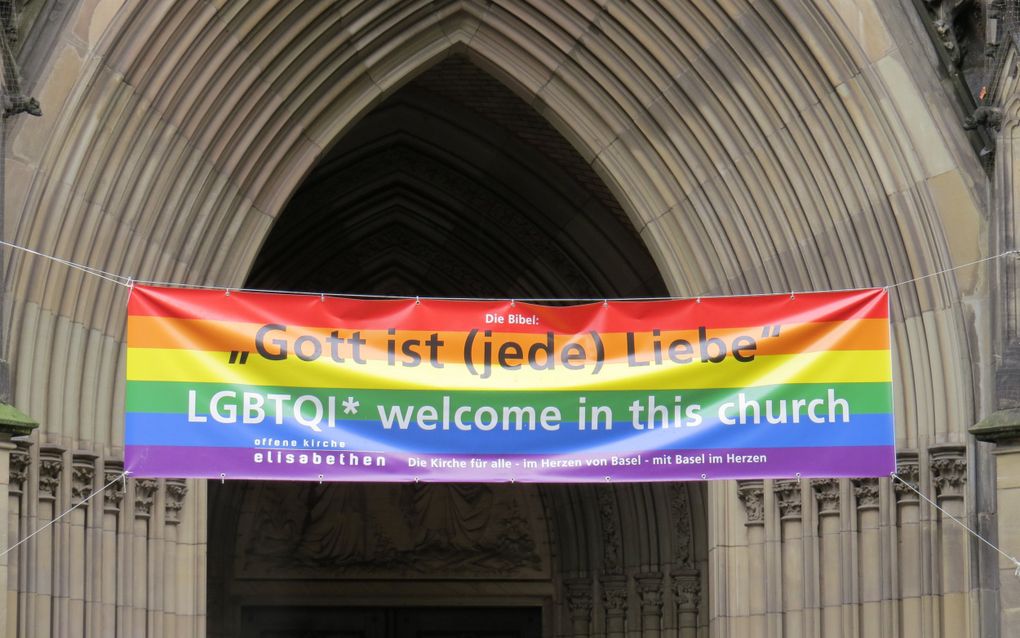 „In Zwitserland geldt de Bijbels-reformatorische ethiek als achterhaald en onnodig.” Foto: spandoek voor de hoofdingang van de Elisabethenkerk in het Zwitserse Basel. Foto Reinhard Möller