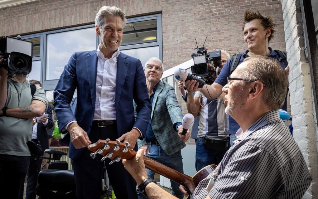 Minister-president Dick Schoof in een voorziening voor dagbesteding van Stichting Stadskamer Doetinchem. Het was voor Schoof zijn eerste werkbezoek als premier. beeld ANP, VINCENT JANNINK