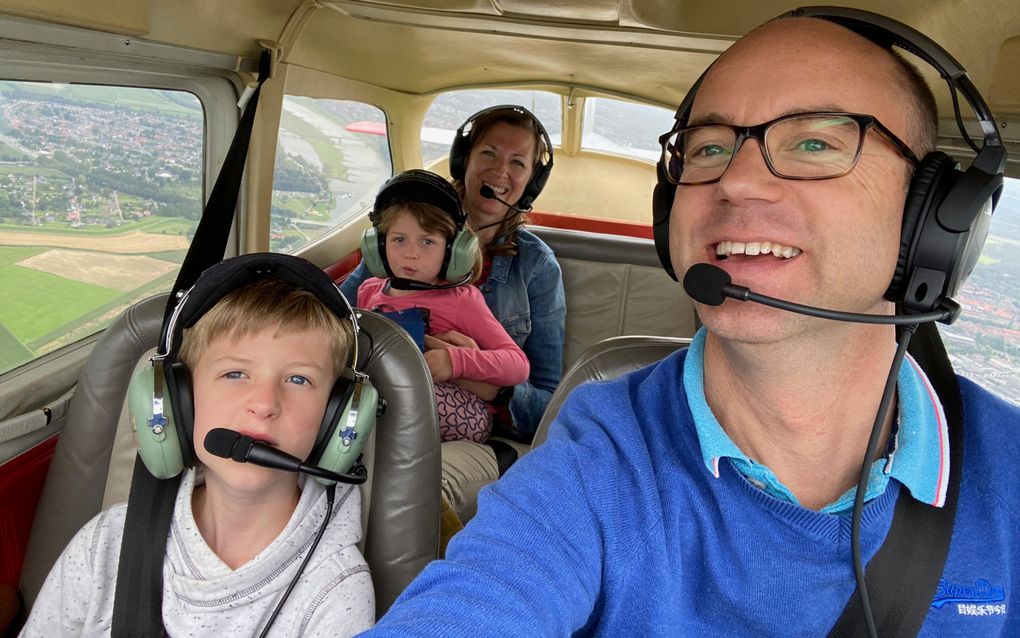 Familie De Wit in een vliegtuig van de christelijke hulporganisatie Mission Aviation Fellowship (MAF). beeld Fam. De Wit 