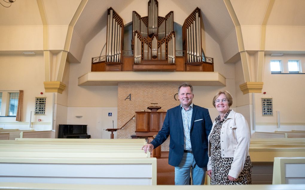 Aart en Wijmie Juffer zijn het kostersechtpaar van de christelijke gereformeerde Dorpskerk in Nunspeet. beeld Niek Stam