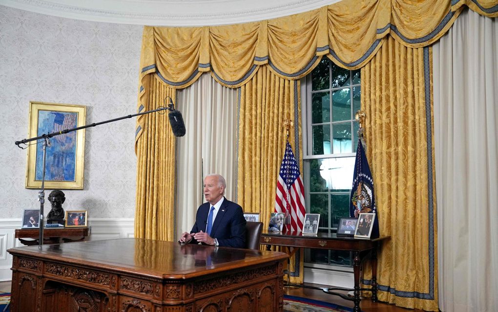 De Amerikaanse president Joe Biden spreekt het volk toe vanuit het Oval Office in het Witte Huis. beeld AFP, Evan Vucci