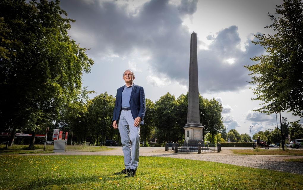 Oud-burgemeester Fred de Graaf bij monument De Naald, waar op Koninginnedag 2009 een aanslag plaatsvond. beeld Rob Voss