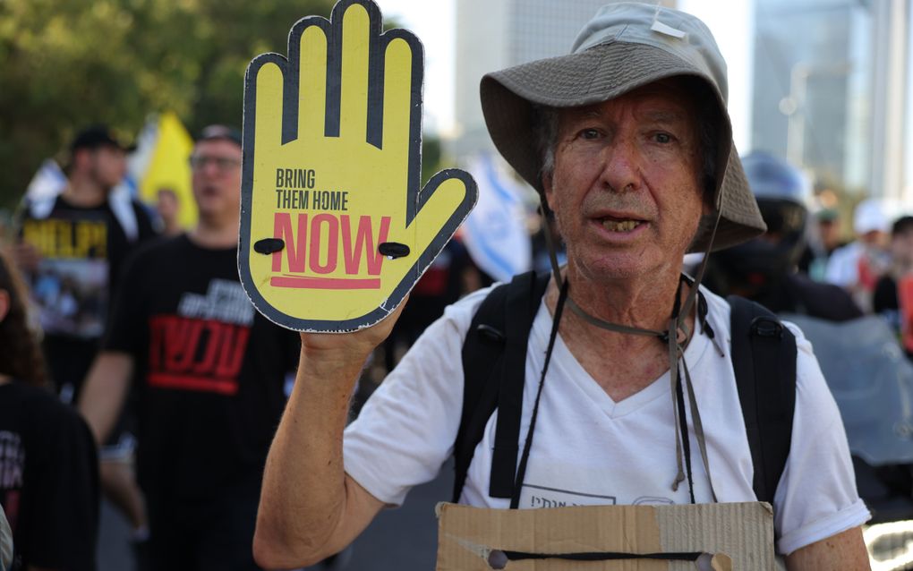 Een demonstrant in Tel Aviv. beeld  EPA, Abir Sultan