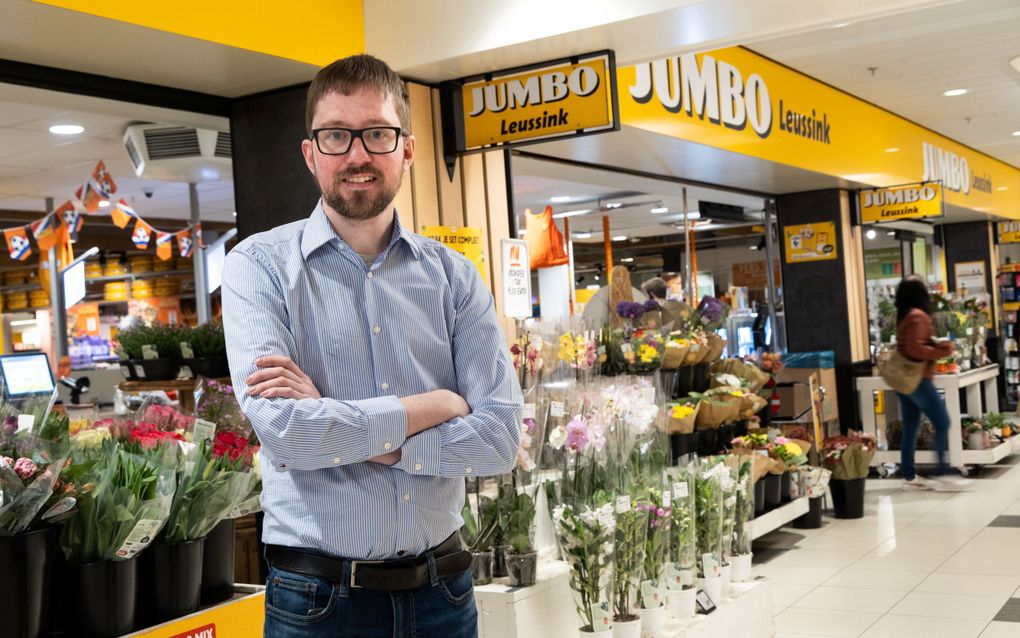 Matthijs Hoeksema voor de winkel in Hengelo waar hij jaren heeft gewerkt. beeld RD, Anton Dommerholt