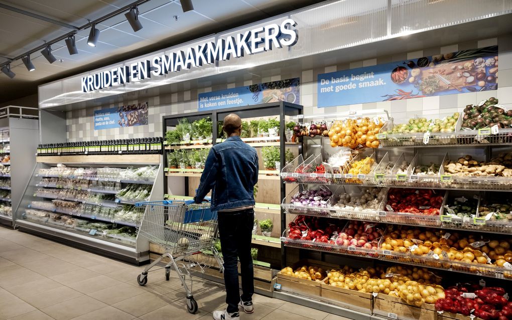 De versafdeling in een supermarkt. De meeste mensen zeggen het belangrijk te vinden om met de seizoenen mee te eten. beeld ANP, Robin van Lonkhuijsen