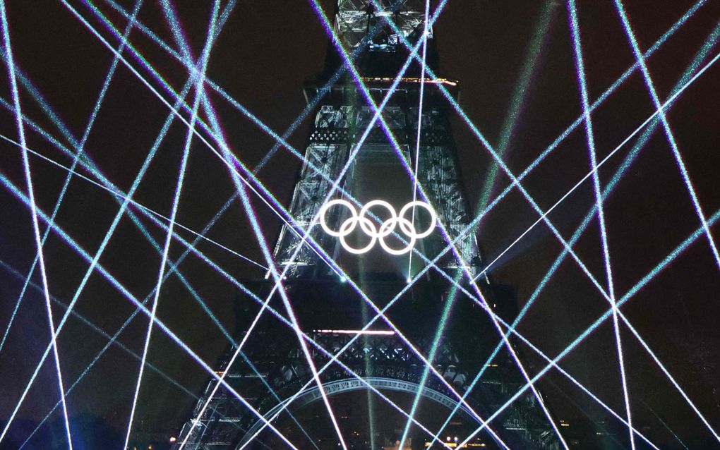 De olympische ringen op de Eiffeltoren in Parijs, tijdens de openingsceremonie van de Olympische Spelen. beeld AFP, Ludovic Marin