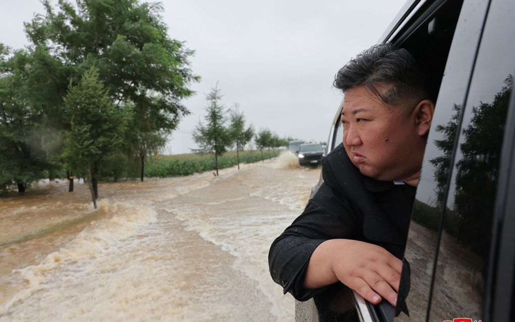 De Noord-Koreaanse leider Kim Jong Un bekijkt overstromingen in zijn land. beeld EPA/North Korean Central News Agency