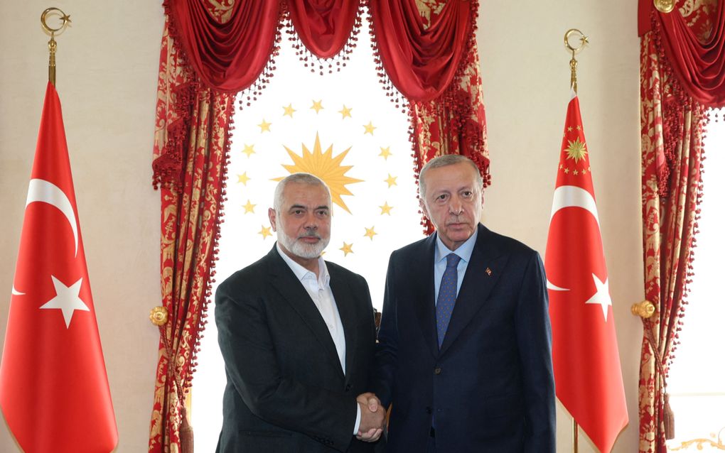 De Turkse president Recep Tayyip Erdogan (r.) ontvangt Hamasleider Ismail Haniyeh in Istanbul. beeld AFP, Turkish Presidential Press Service