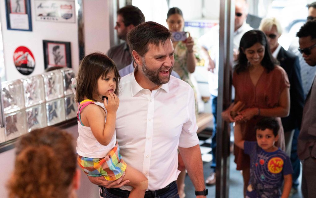 J.D. Vance met zijn dochtertje Maribel. beeld AF, Stephen Maturen 