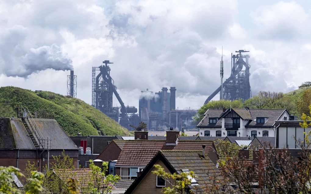 De uitstoot van staalproducent Tata Steel zou de levensverwachting van de inwoners van Wijk aan Zee volgens RIVM met tweeënhalve maand bekorten. Prof. dr. Kees Roos bestrijdt de cijfers van het onderzoeksinstituut. beeld ANP, Olaf Kraak