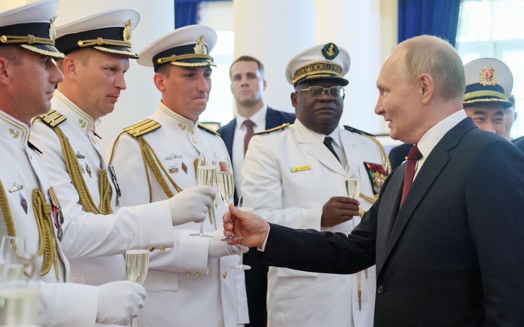 De Russische President Vladimir Poetin tijdens een parade van de Russische marine. beeld EPA, Sergei Savostyanov