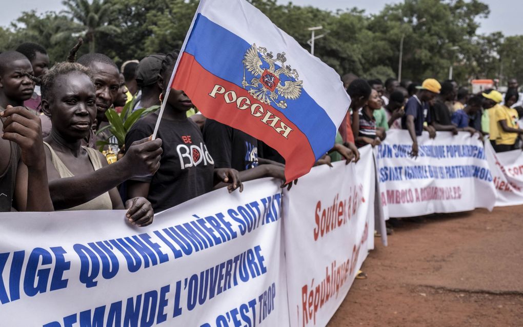 Een betoger in de Centraal Afrikaanse Republiek houdt een Russische vlag omhoog tijdens een demonstratie in de stad Nagui. beeld AFP, Barbara Debout