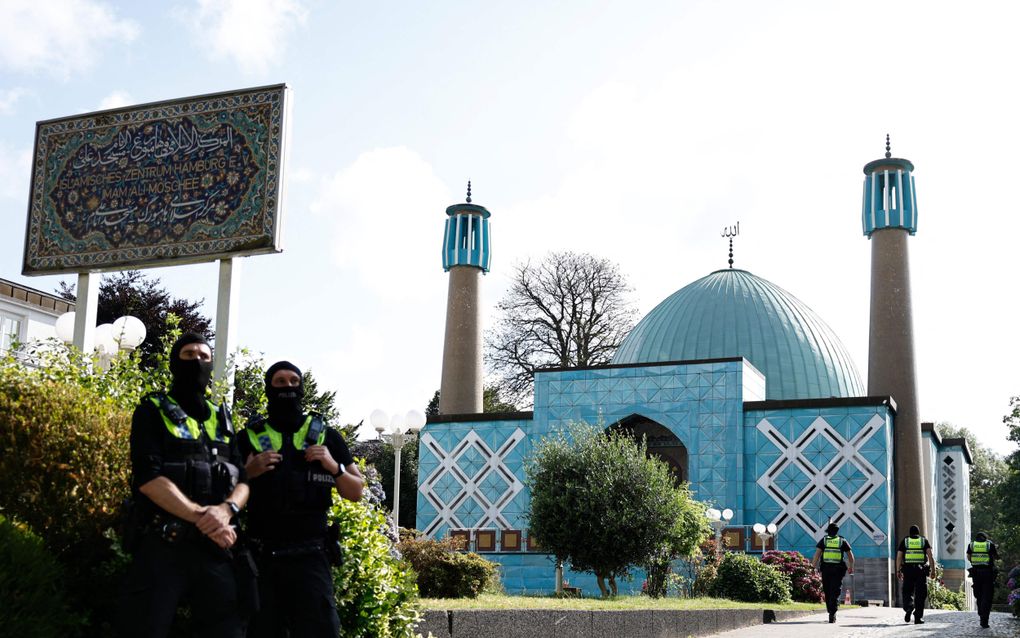 Duitse politieagenten staan voor het sjiitische Islamisches Zentrum in Hamburg nadat de Duitse regering de sluiting heeft bevolen. De organisatie onderhield banden met Iran, Hamas en Hezbollah. beeld AFP