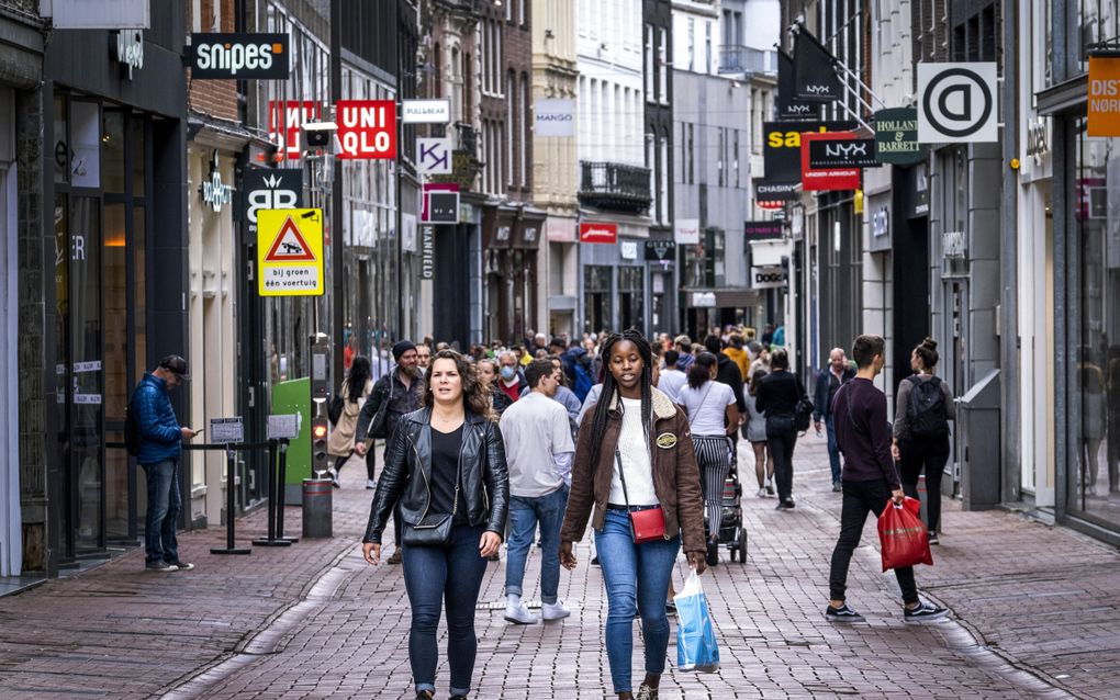 De Kalverstraat in Amsterdam. Sinds 2022 ligt de natuurlijke bevolkingsgroei in Nederland onder nul, wat betekent dat er meer mensen sterven dan dat er geboren worden. beeld ANP, Ramon van Flymen 