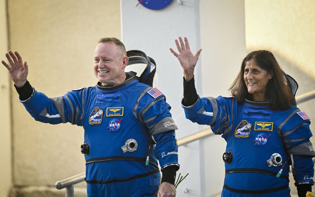 NASA-astronauten Butch Wilmore (l.) en Suni Williams, gekleed in Boeing-ruimtepakken. Ze zouden acht dagen in de ruimte verkeren, maar ze zitten zaterdag  al 58 dagen vast in het internationale ruimtestation ISS. beeld AFP, Miguel J. Rodriguez Carrillo