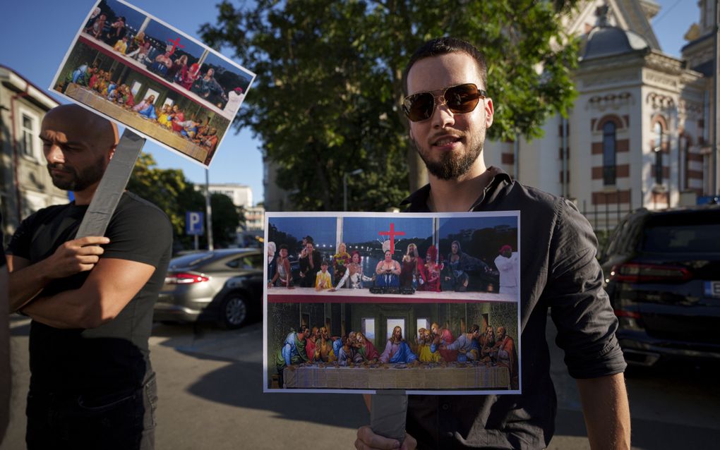 Protest bij de Franse ambassade in Boekarest tegen de blasfemische openingsscène van de Olympische Spelen vorige week. beeld AP, Andreea Alexandru