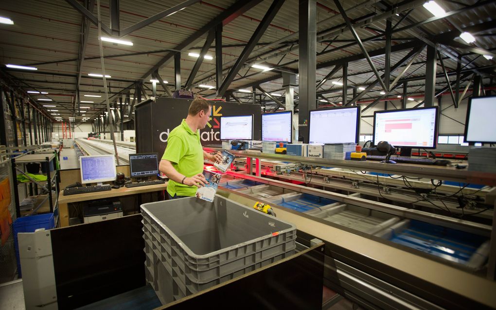 Bij het distributiecentrum van Bol in Waalwijk komen dagelijks retouren binnen. beeld RD, Henk Visscher