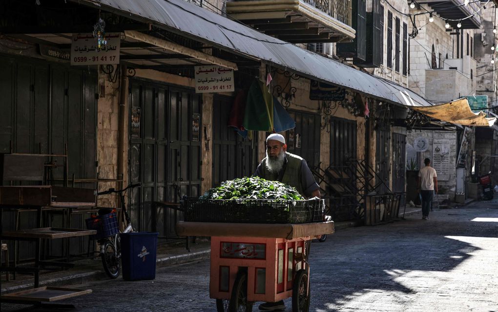 De straten in Nablus zijn woensdag uitgestorven nadat Palestijnen gehoor hebben gegeven aan de oproep tot een algemene staking na de dood van Hamasleider Ismail Haniyeh. beeld AFP, Zain Jaafar