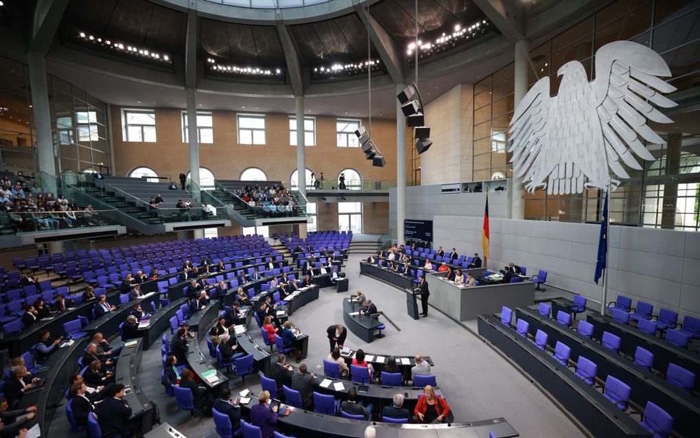 CDU-parlementariër Andreas Jung spreekt tijdens een zitting van het Duitse parlement. beeld EPA, Clemens Bilan. 