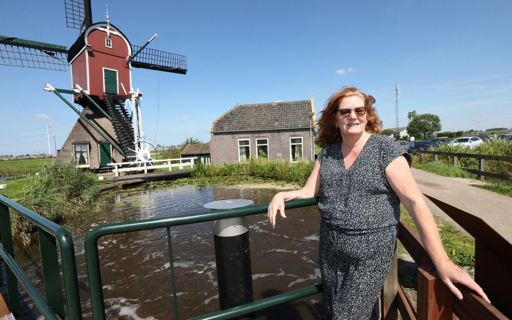 Pieternel van Velden (63) voor haar molenwoning. beeld Vidiphoto