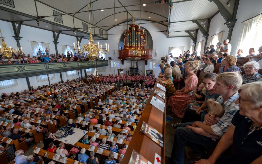 De Bethelkerk op Urk is deze laatste woensdag van juli in een paar minuten tijd volgestroomd voor Zingen in de Zomer. beeld Freddy Schinkel