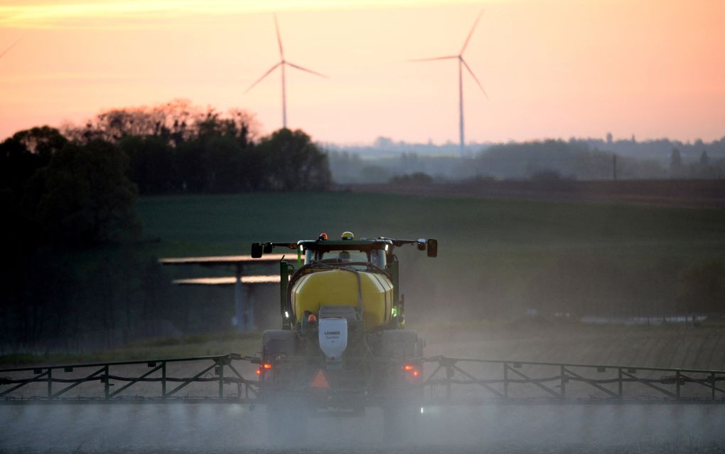 Een Franse boer spuit glyfosaat over zijn land tijdens het inzaaien in april. beeld AFP, Jean-Francois Monier