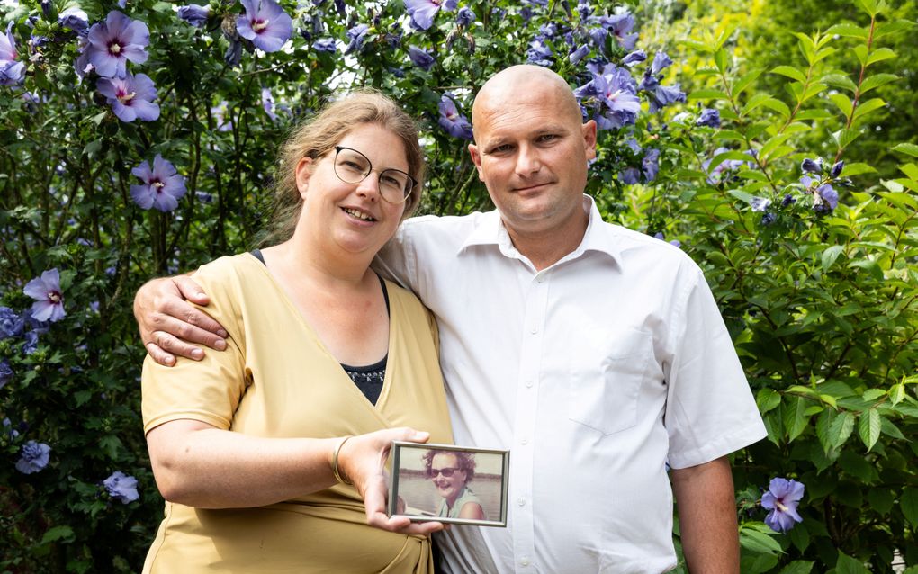 Keimpe en Catherina Eland. Op de foto de moeder van Keimpe, Henny, die rond haar vijftigste dementieklachten kreeg. Keimpe was toen zes jaar oud. beeld RD, Anton Dommerholt. 