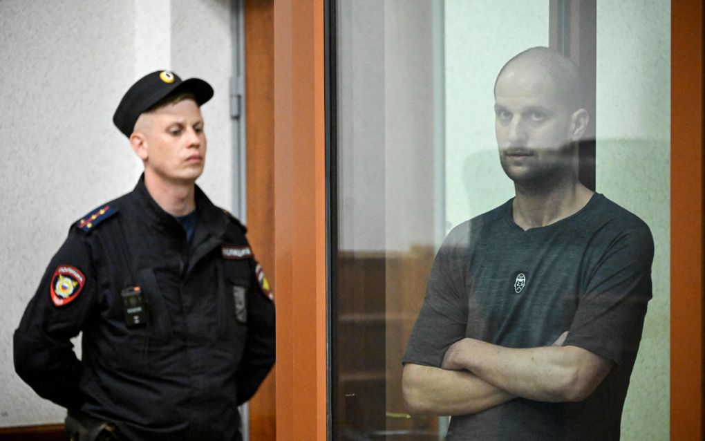 De Amerikaanse journalist Evan Gershkovich in de regionale rechtbank van Sverdlovsk in Jekaterinenburg. beeld AFP, Alexander Nemenov